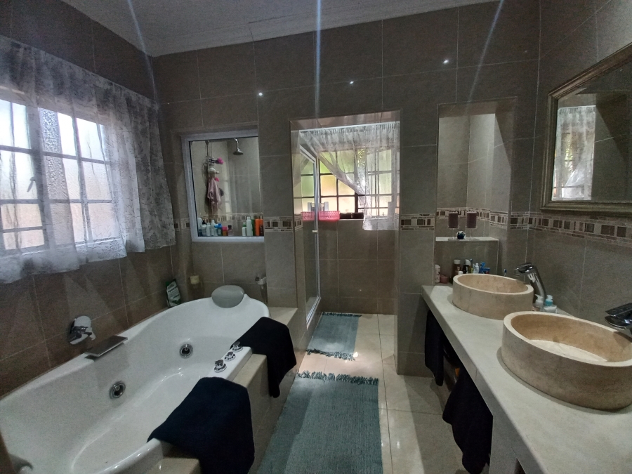 4 Bedroom Property for Sale in Safari Gardens North West